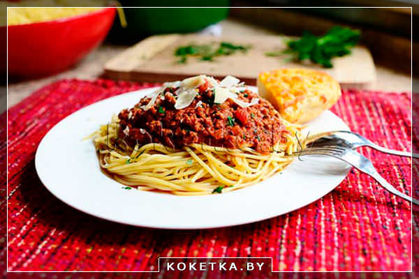 Спагетти с соусом из говяжьего фарша