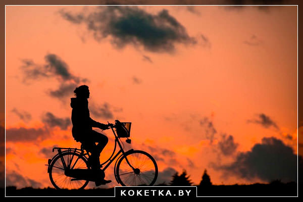 Девушка делает вечернюю прогулку на велосипеде 