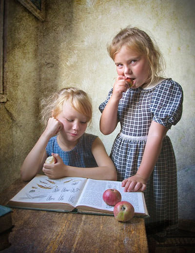 Дети едят яблоки во время поста