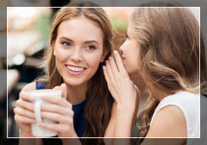 девушка хочет рассказать подруге пять популярных мифов о кофе