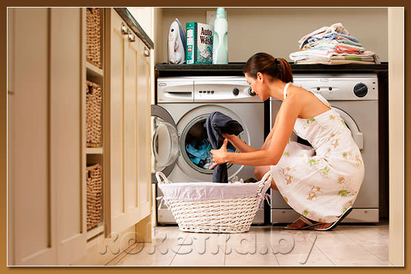 Девушка достает белье из удачно купленной стиральной машины