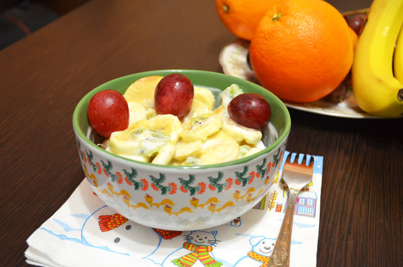 Готовый к употреблению фруктовый салат с  киви и мандарином 