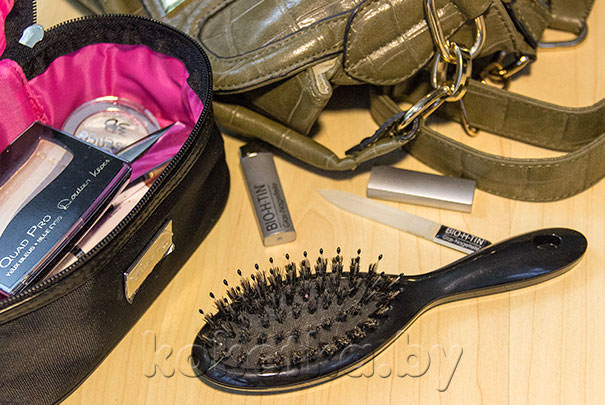 Косметичка, расческа и пилочка для ногтей в женской сумочке