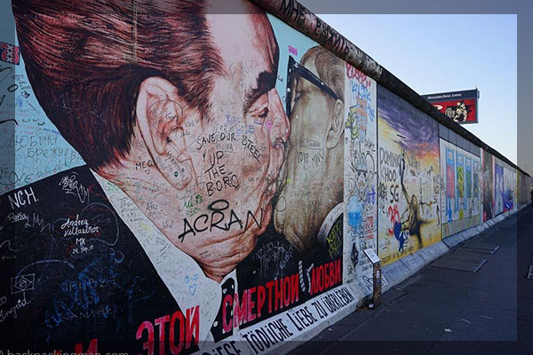 Стрит-арт поцелуй Брежнева Берлинская стена, поцелуй Брежнева, стрит-арт
