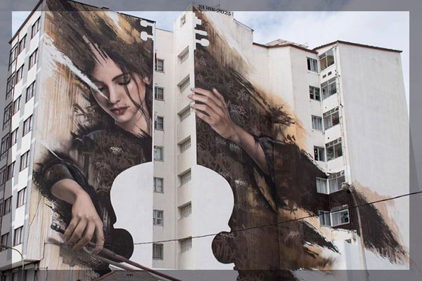 Испания, легендарный мурал девушка и виолончель Мурал в Испании, виолончелистка