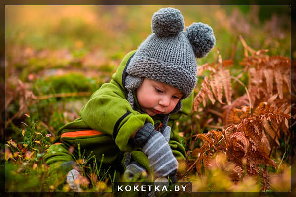 Тепло одетый ребенок ищет еду в лесу