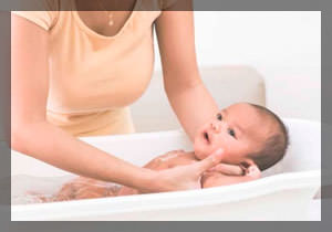 Как правильно купать новорожденную девочку?