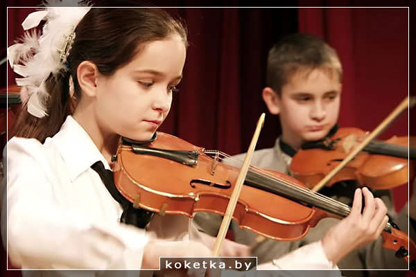 Дети в музыкальной школе играют на скрипке