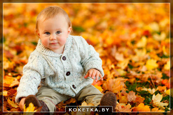 Маленький ребенок гуляет осенью