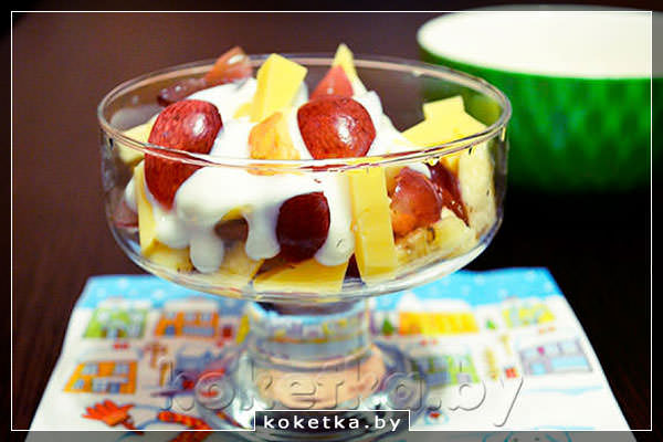 Салатик с йогуртом и свежими фруктами