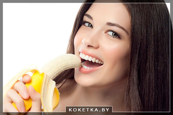 Красивая девушка ест эротично банан