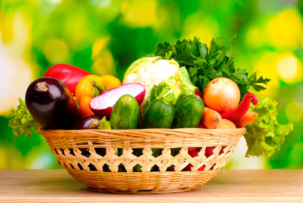 Свежие овощи и фрукты против прыщей